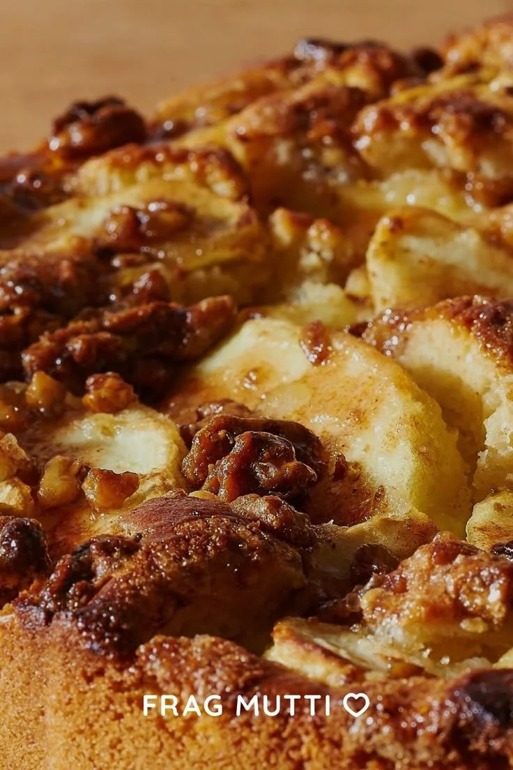 Apfel-Walnuss-Kuchen aus Dinkelmehl auf einem Teller serviert