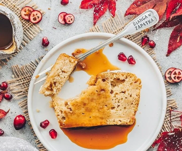 Veganes Apfelbrot nach Omas Rezept ohne Zucker auf einem Holzbrett
