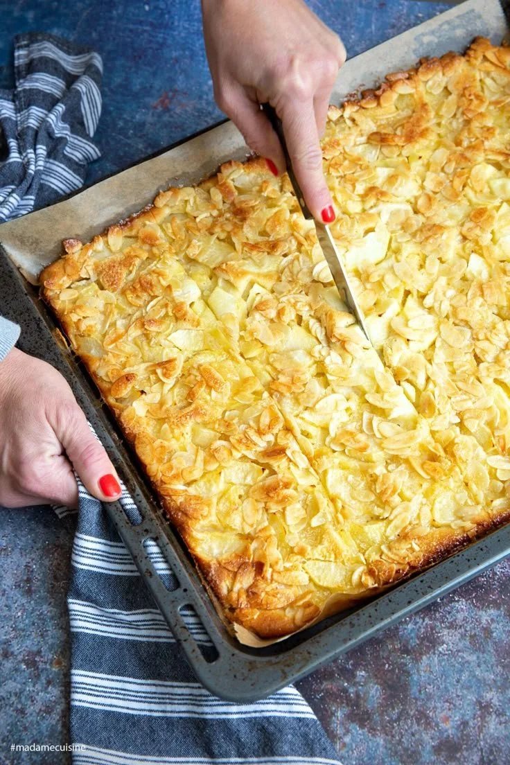 Apfelkuchen vom Blech mit saftigen Äpfeln und goldbraunem Teig