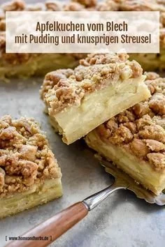 Apfelkuchen vom Blech mit Pudding und Streusel auf einem rustikalen Holzbrett