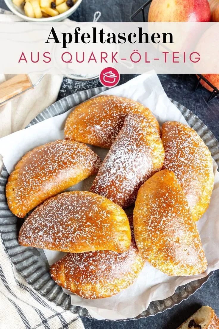 Apfeltaschen aus Quark-Öl-Teig auf einem Teller serviert