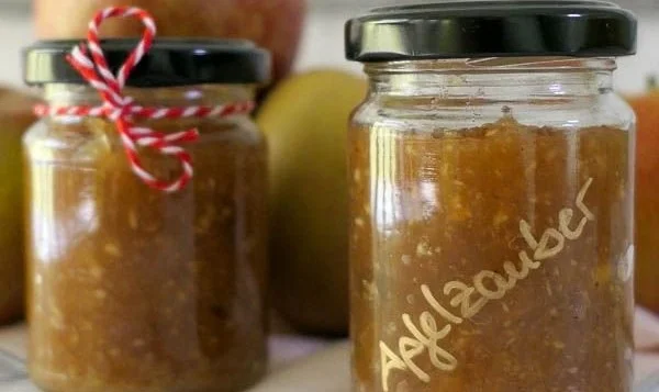 Gläser mit Apfelzauber-Marmelade von Dinkelliebe auf einem Tisch