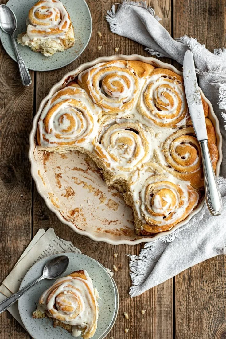 Apfelzimtschnecken mit Butter Honigfrosting auf einem Teller