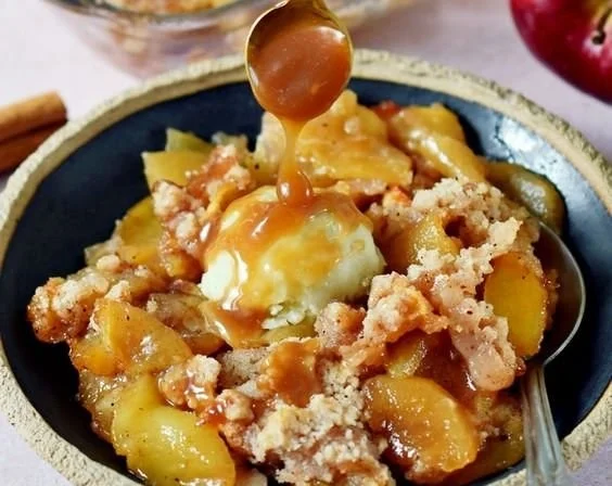 Veganer Apfel Crumble mit Streuseln, serviert auf einem Teller