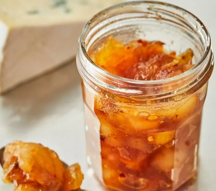 Hausgemachtes Birnen-Chutney in einem Glas serviert