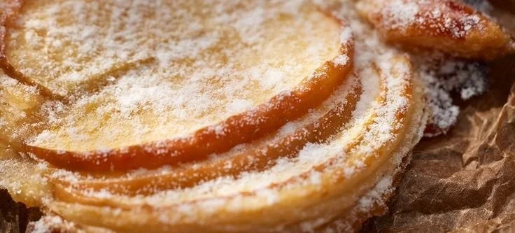 Leckere Blätterteig Äpfel auf einem Teller, ideal für ein Dessert