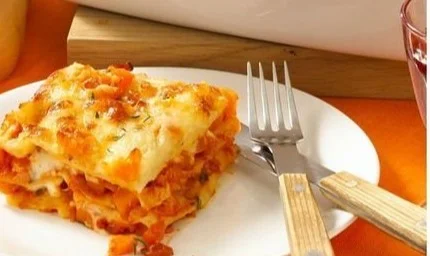 Cremige Kürbis-Lasagne mit Käse und frisch gehackten Kräutern