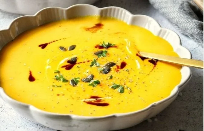 Cremige Kürbissuppe aus dem Thermomix® serviert in einer Schüssel