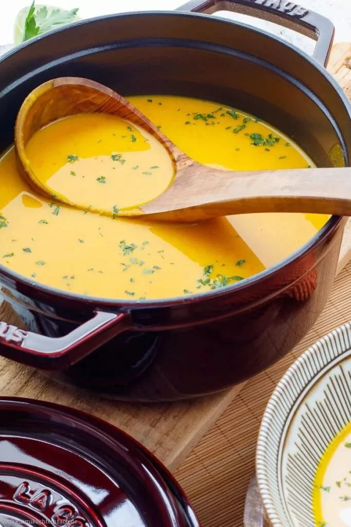 Cremige Kürbissuppe mit Hokkaido im Schmortopf zubereitet