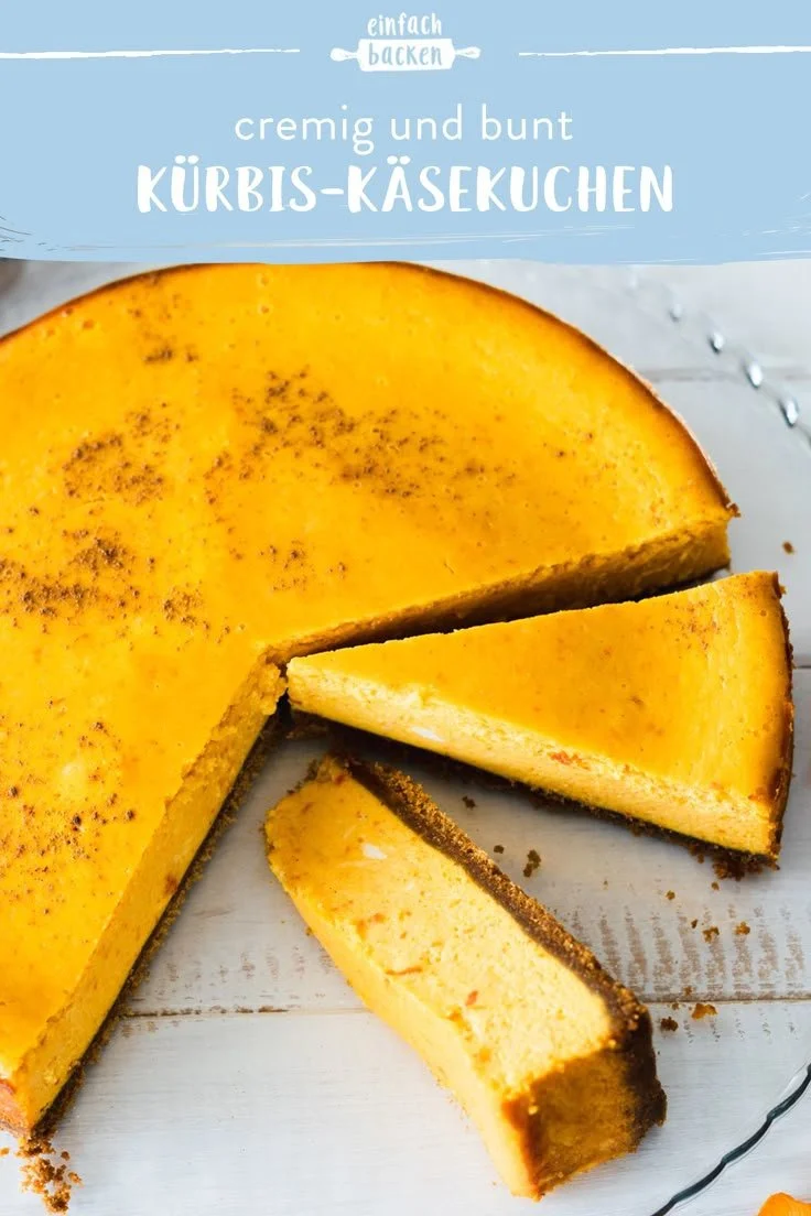 Cremiger Kürbis-Käsekuchen mit herbstlichen Gewürzen und Sahne-Topping
