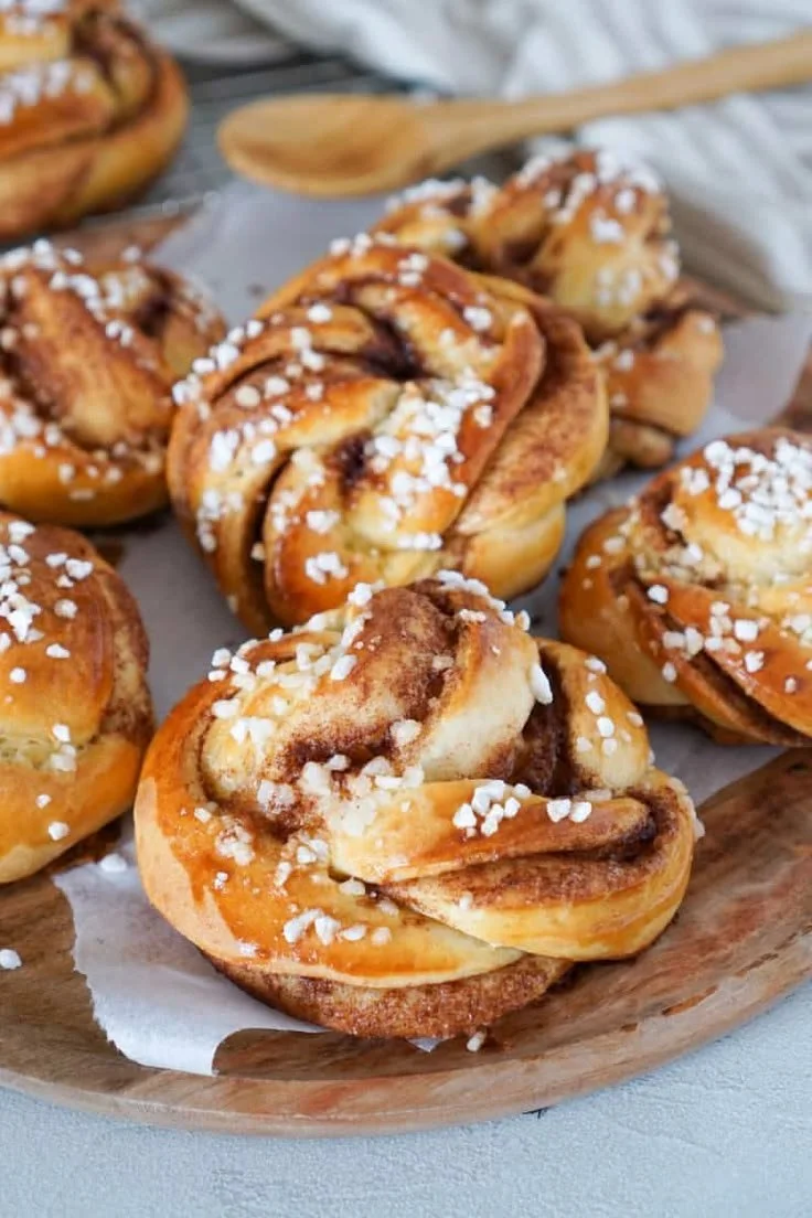 Dänische Zimtschnecken frisch aus dem Ofen, lecker und duftend.