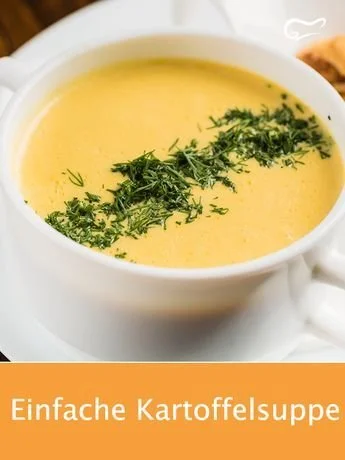 Eine Schüssel cremige Kartoffelsuppe mit frischen Kräutern garniert