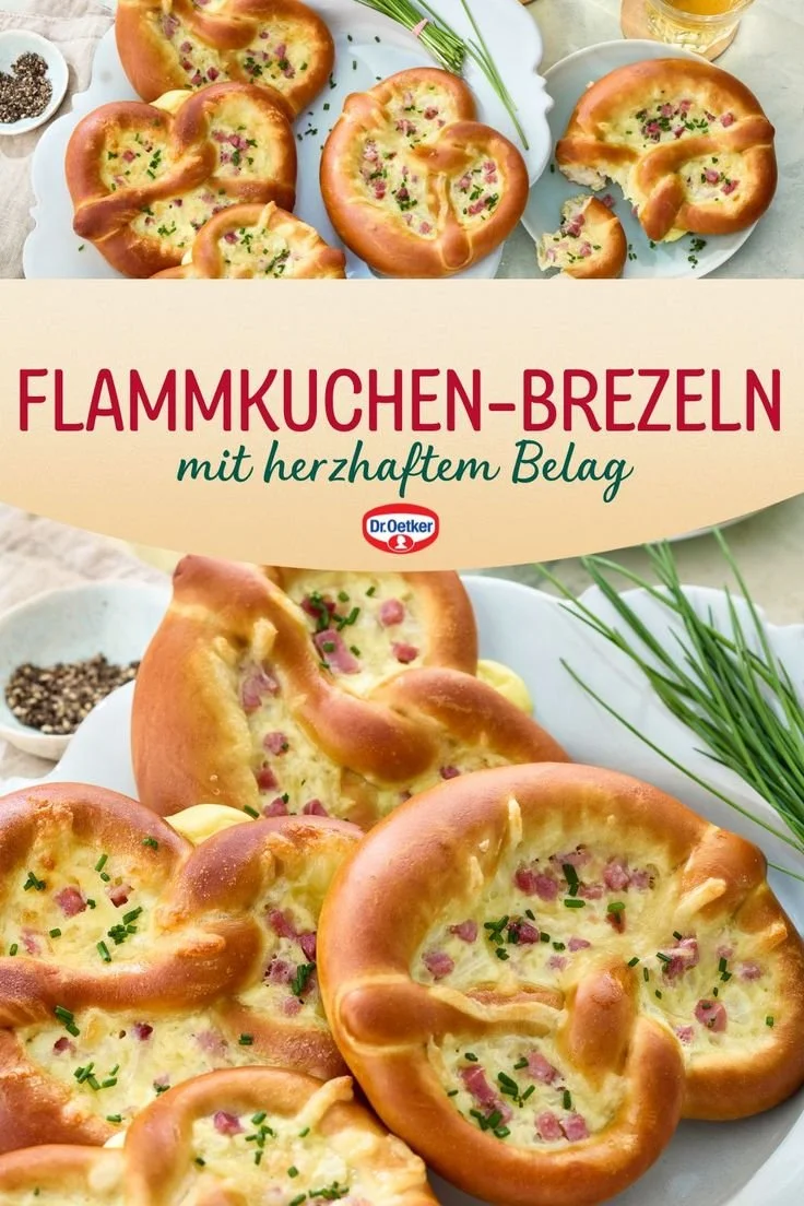 Flammkuchen-Brezeln mit herzhaftem Belag auf einem Holzbrett serviert