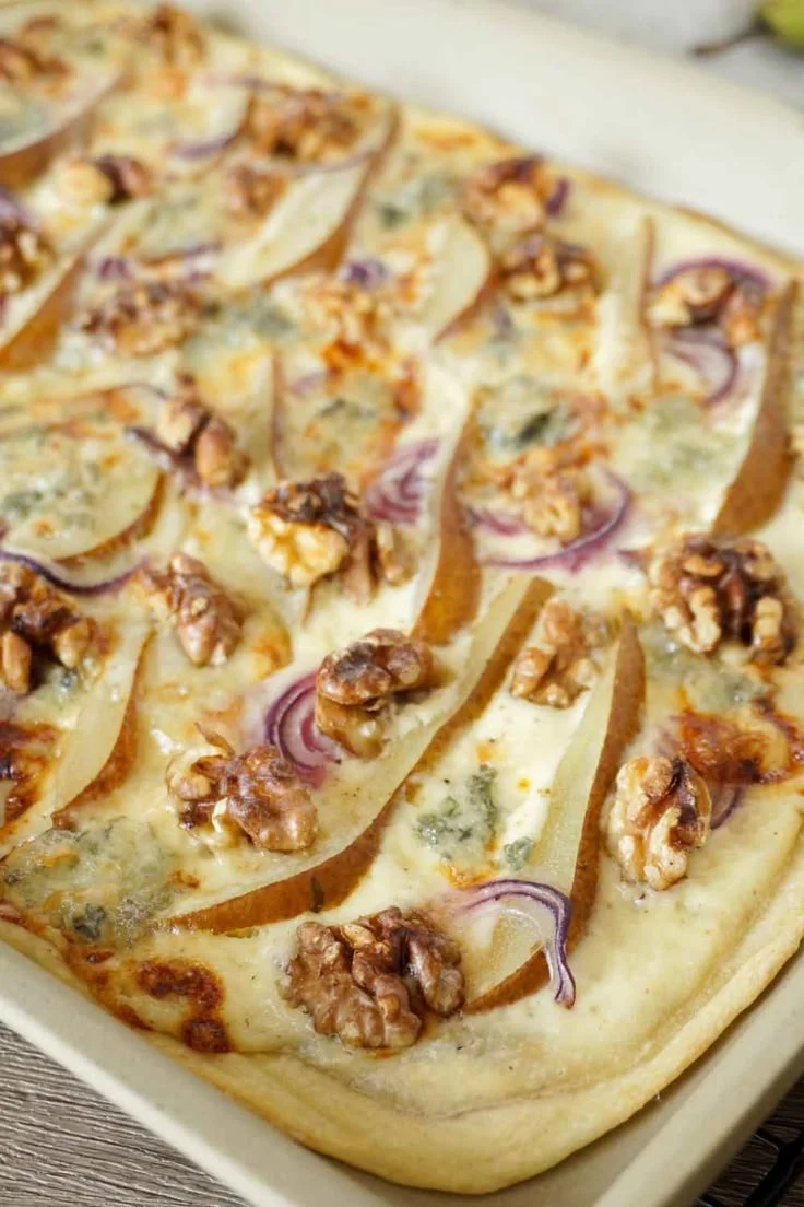 Flammkuchen mit Birne und Gorgonzola, frisch gebacken und lecker serviert.