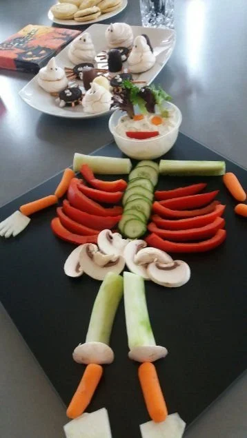 Gesunde Halloweendeko mit Gemüseskelett, Keksspinnen und Eischneegeistern