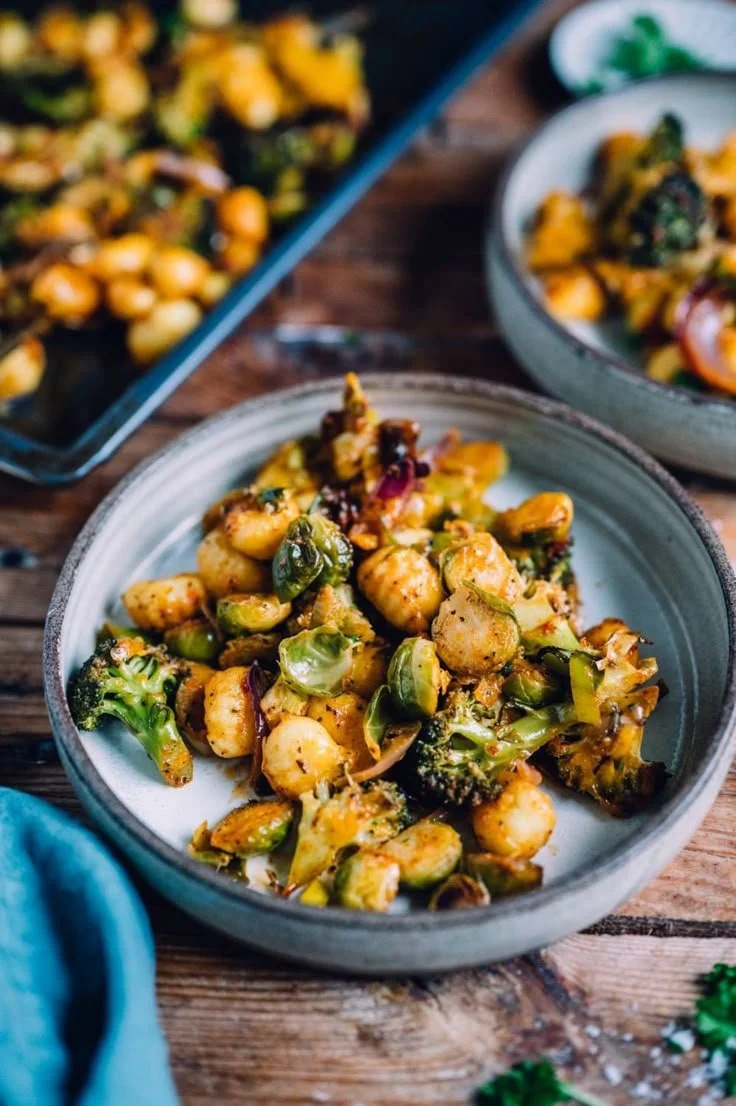 Gnocchi mit Rosenkohl und Brokkoli aus dem Ofen auf einem Teller