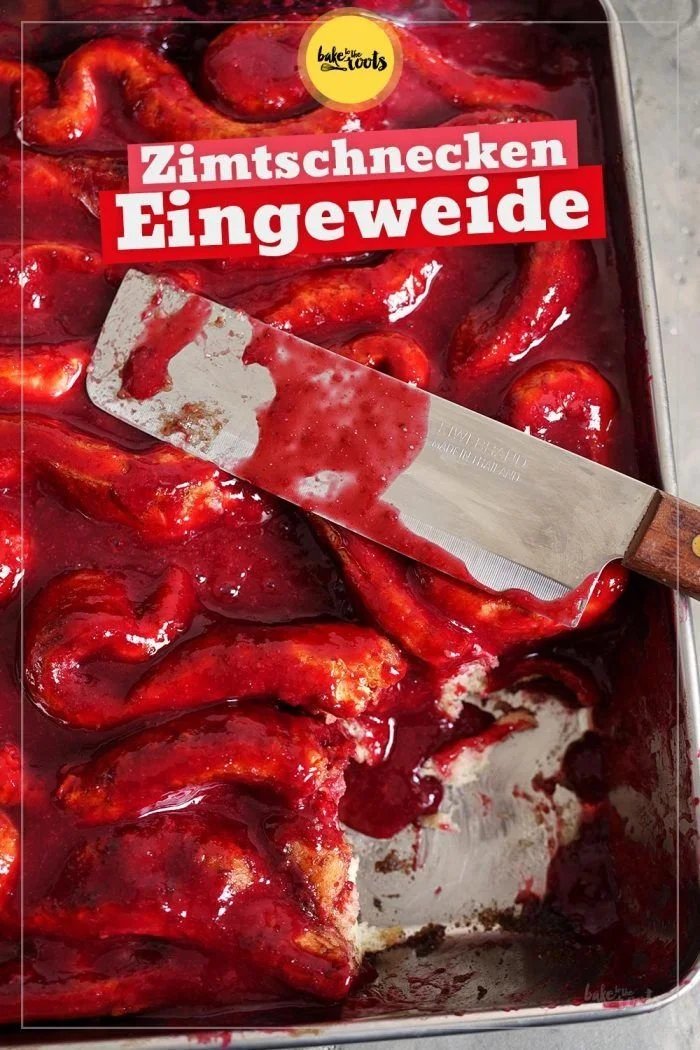 Halloween Cinnamon Rolls mitblutigen Eingeweiden für gruselige Feiern.