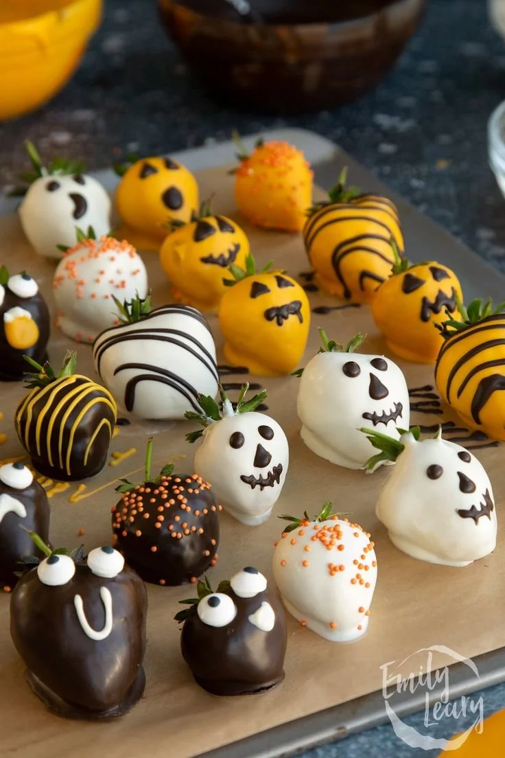 Halloween-Erdbeeren mit Schokoladenüberzug für eine festliche Dekoration