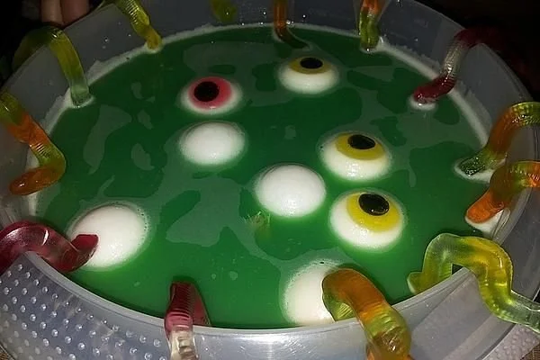Köstliche Halloween-Geister-Bowle von Backliesel in einer gruseligen Schüssel