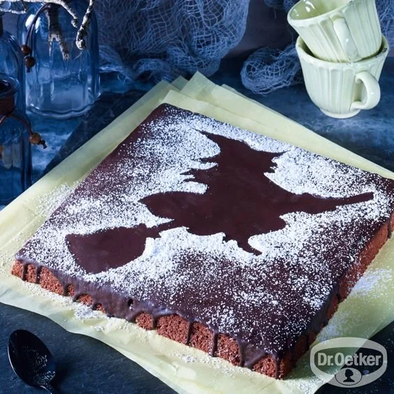Halloween-Hexe Rezept von Dr. Oetker mit bunten Zutaten und gruseligem Design