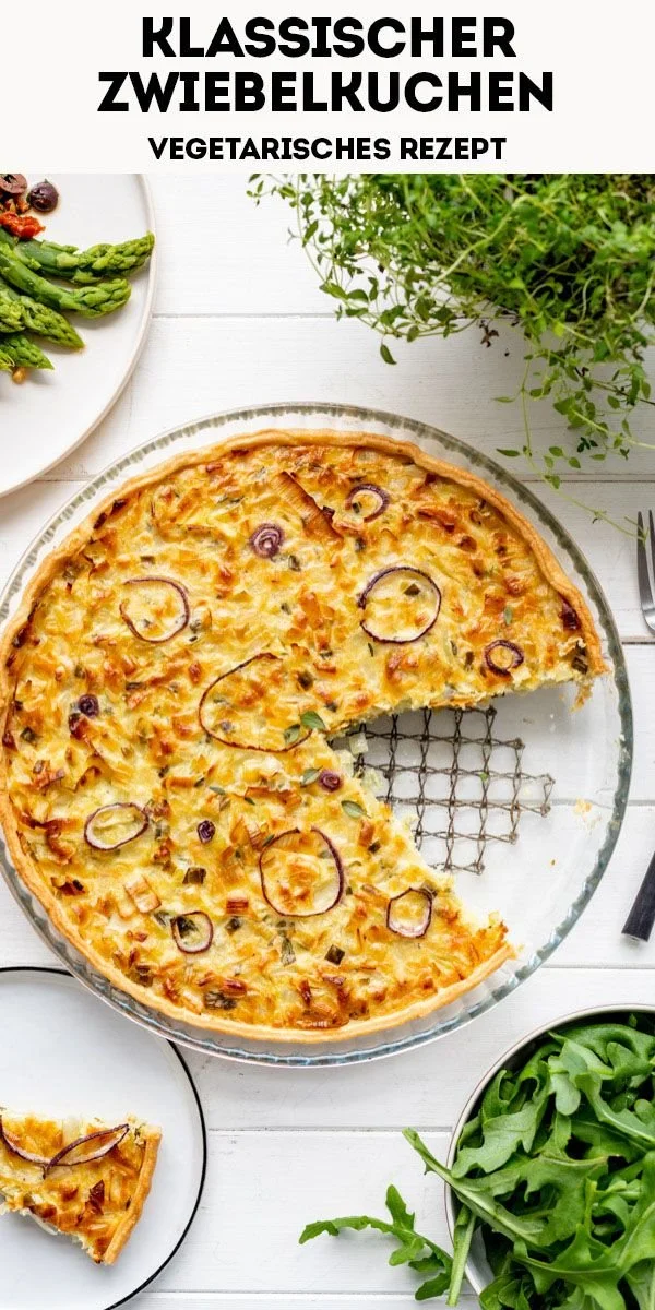 Klassischer Zwiebelkuchen mit Zwiebeln und Käse auf einem rustikalen Tisch