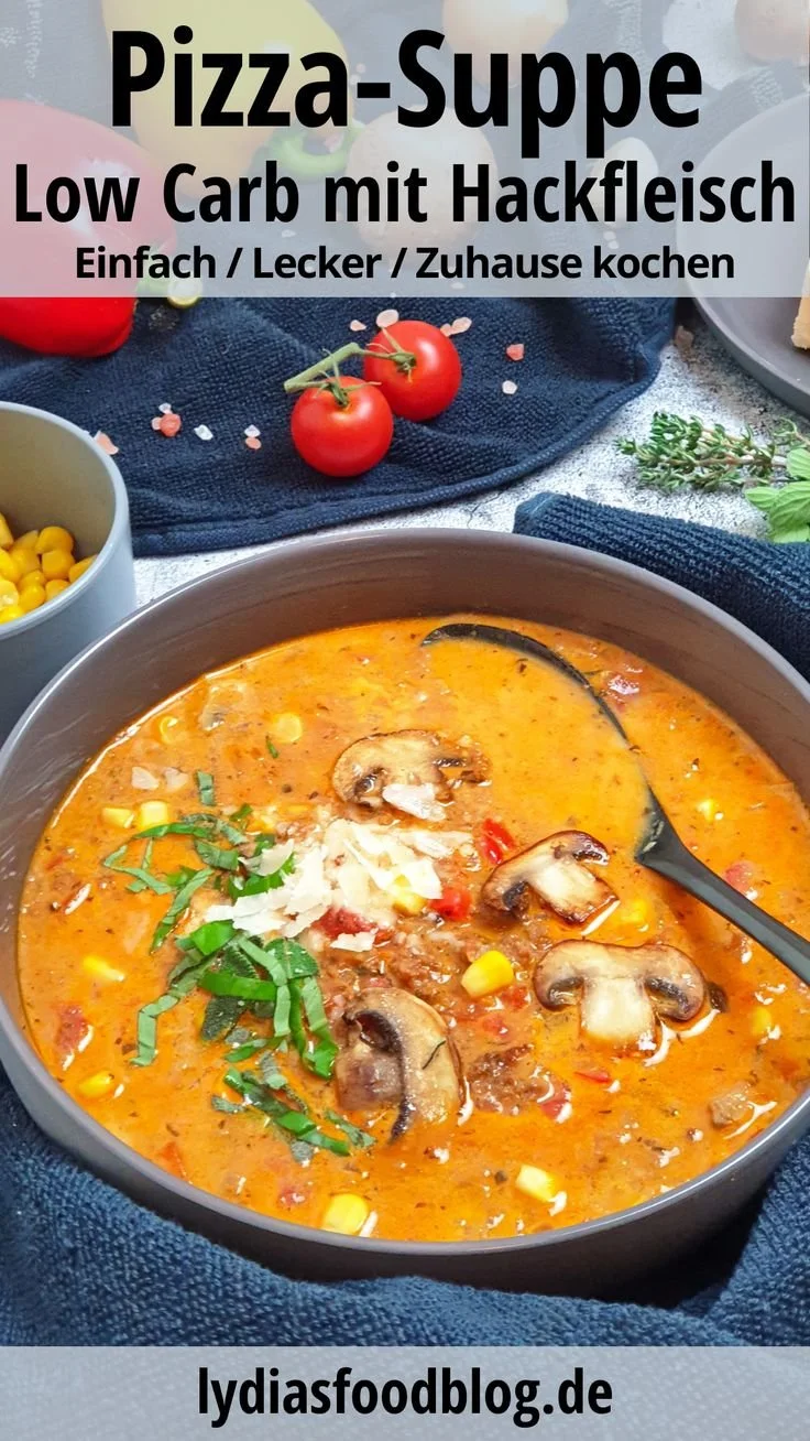 Köstliche Pizzasuppe mit frischen Zutaten in einer Schüssel serviert