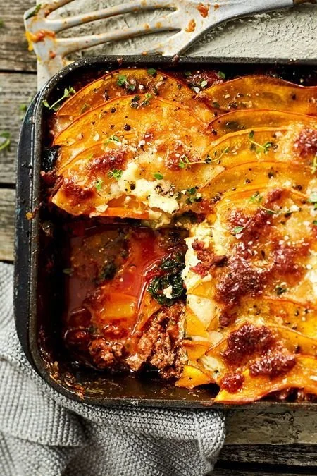 Leckere Kürbis-Lasagne auf einem Teller, appetitlich angerichtet für den Genuss.