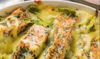 Lachs-Spitzkohl-Auflauf frisch aus dem Ofen serviert