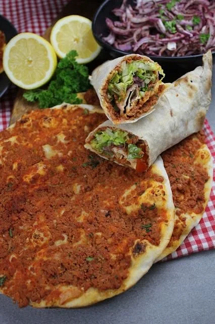 Lahmacun - traditionelle türkische Pizza mit würzigem Belag