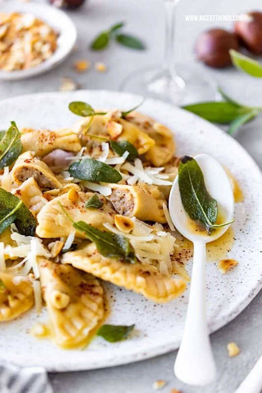 Maronen Ravioli mit brauner Butter und Salbei auf einem Teller