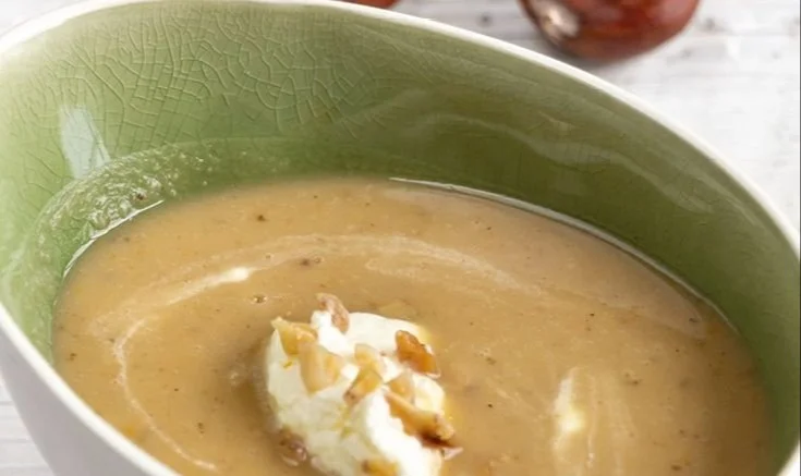 Schüssel mit Maronensuppe aus Edelkastanien und frischen Zutaten