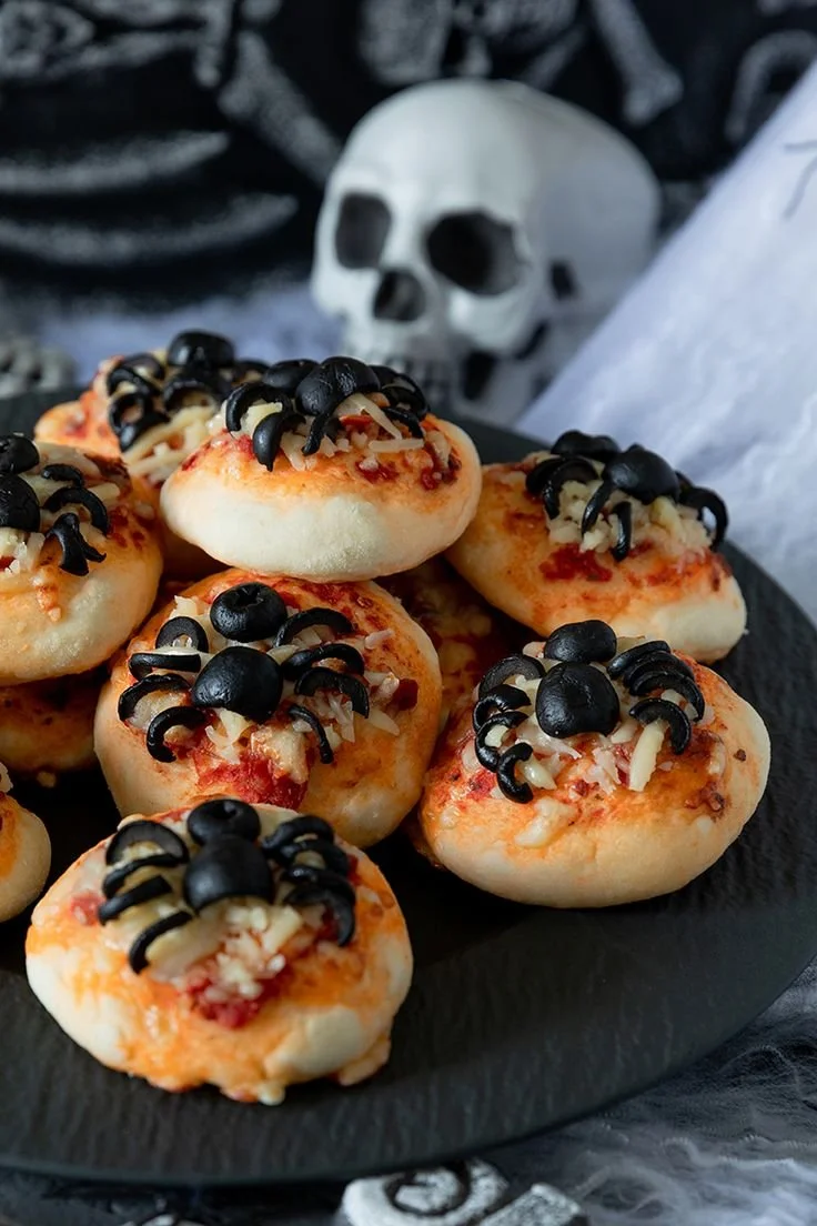 Leckere Mini-Spinnen-Pizza für Halloween mit gespenstischen Spinnen dekoriert