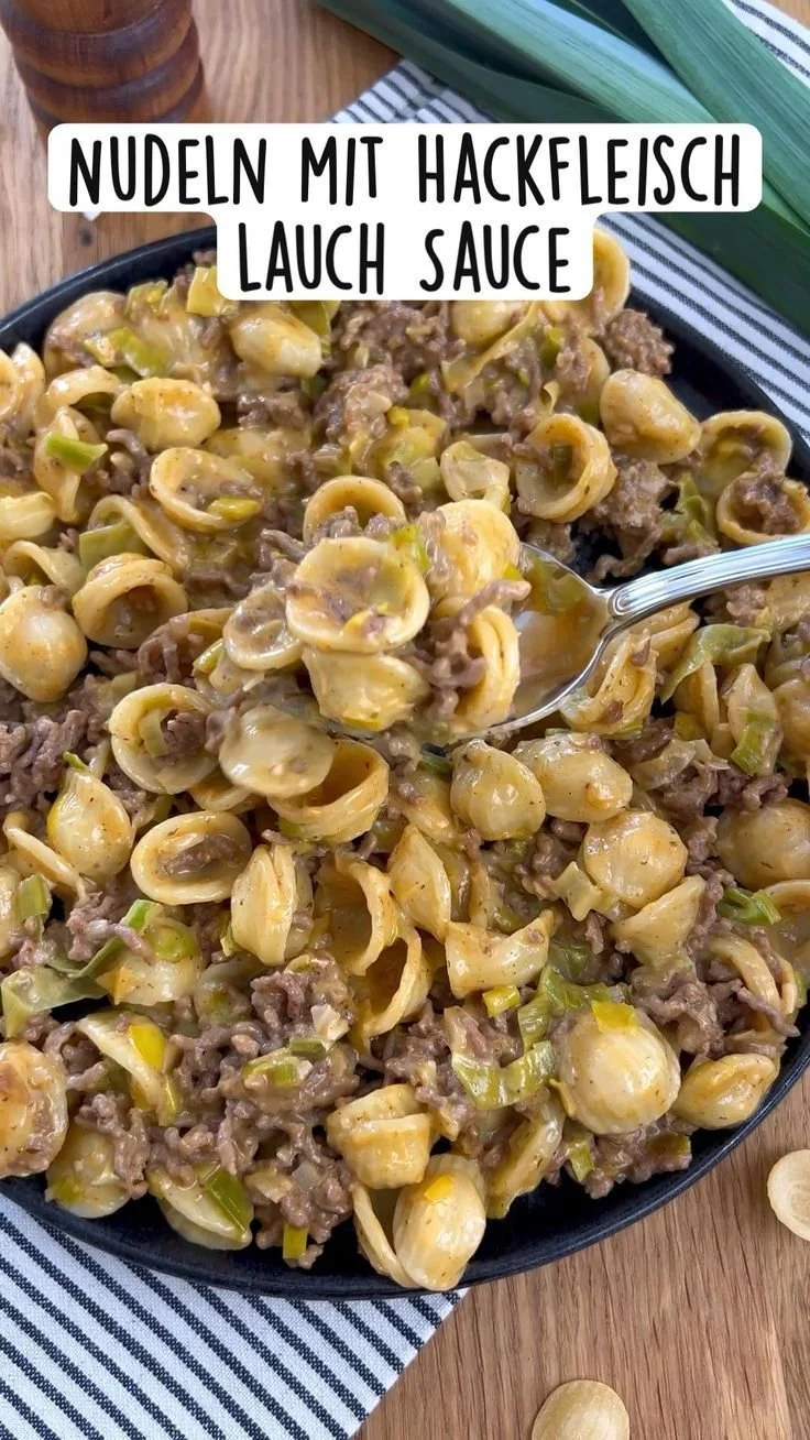 Nudeln mit Hackfleisch und Lauch Sauce auf einem Teller präsentiert