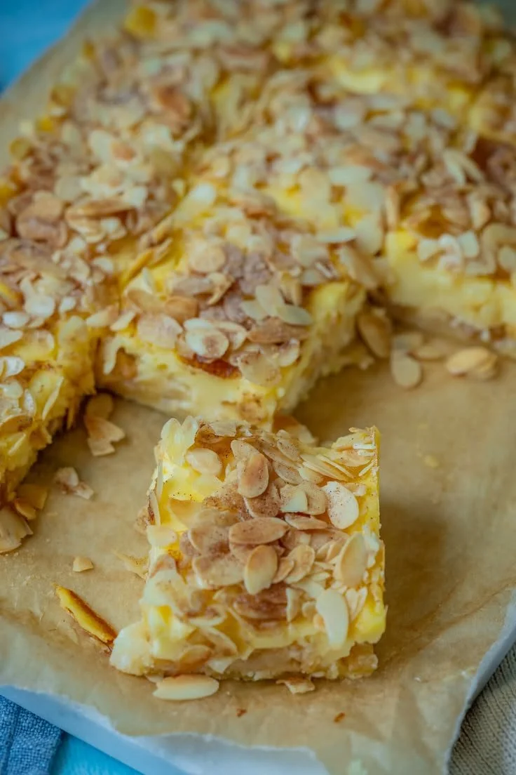 Omas Apfel Schmand Kuchen vom Blech, frisch gebacken und lecker