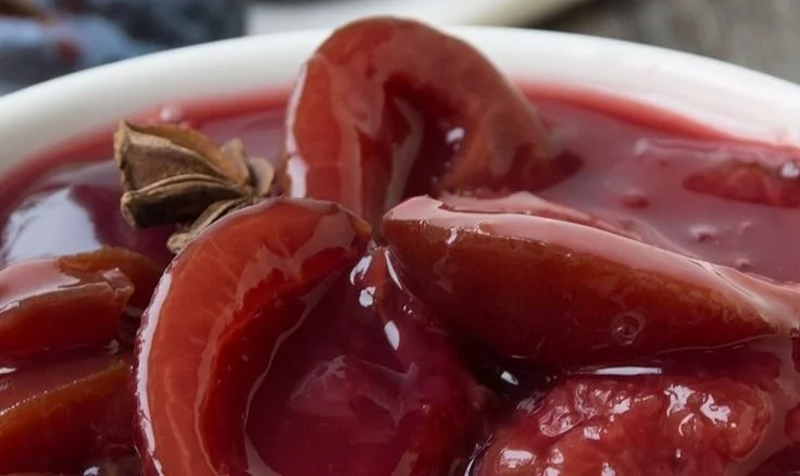 Schüssel mit Omas Zwetschgenröster aus saftigen Pflaumen