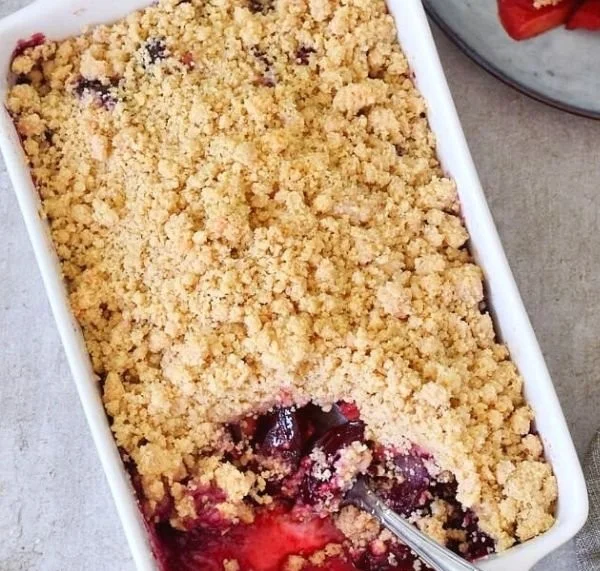 Leckeres Pflaumen Crumble mit saftigen Pflaumen und knusprigem Belag