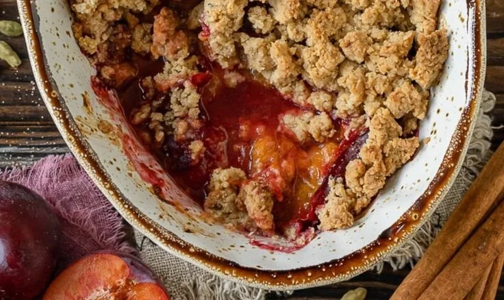 Leckerer Pflaumen Crumble mit knusprigen Haferflocken Streuseln frisch gebacken.