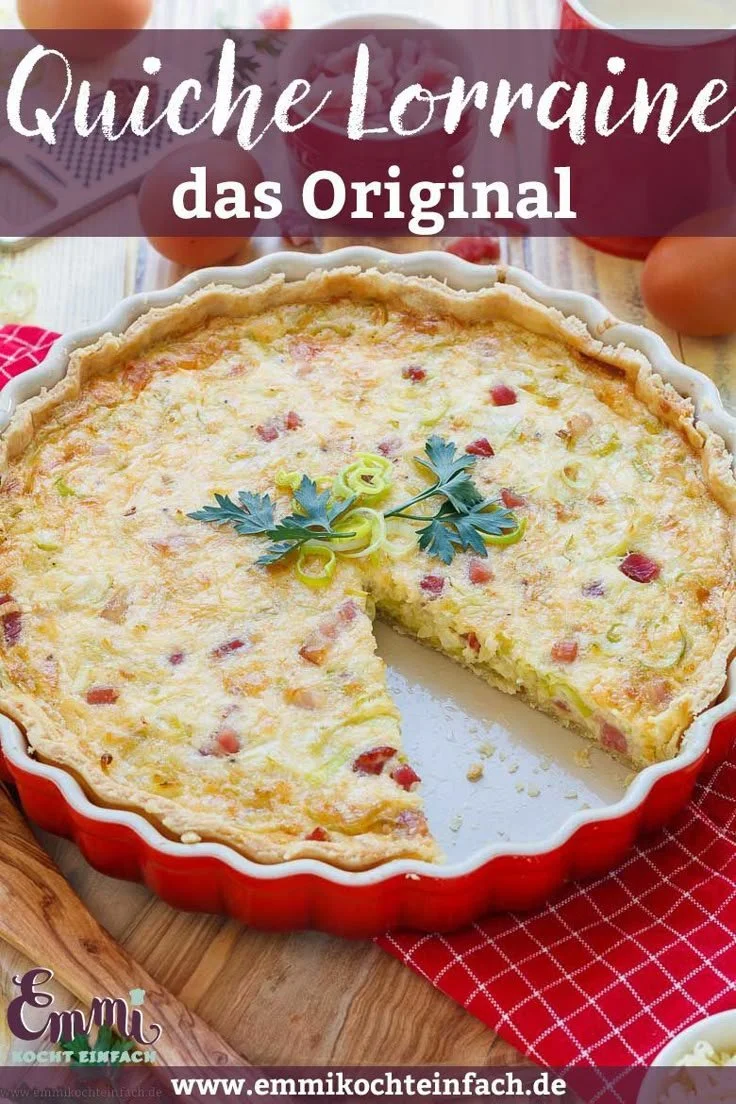 Klassische Quiche Lorraine mit Speck und Käse auf einem Teller serviert