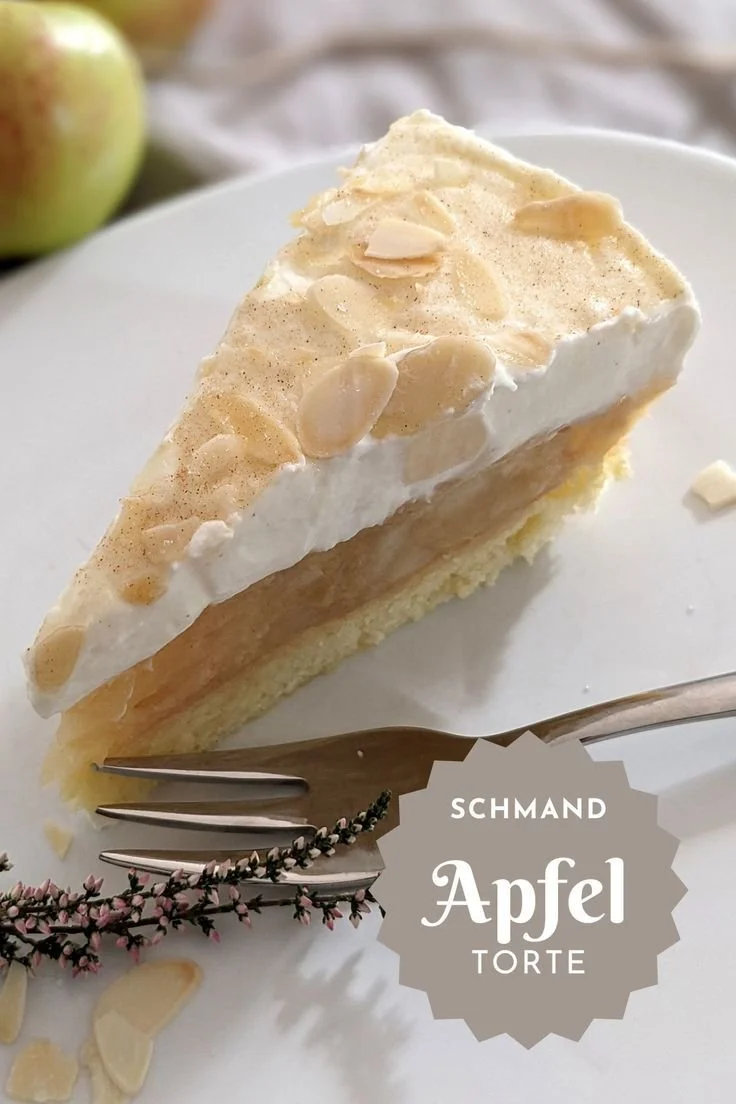 Leckere Apfeltorte mit Schmand, frisch gebacken und dekoriert.