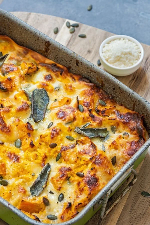 Leckere Kürbis-Lasagne auf einem Teller, ideal für den Herbst