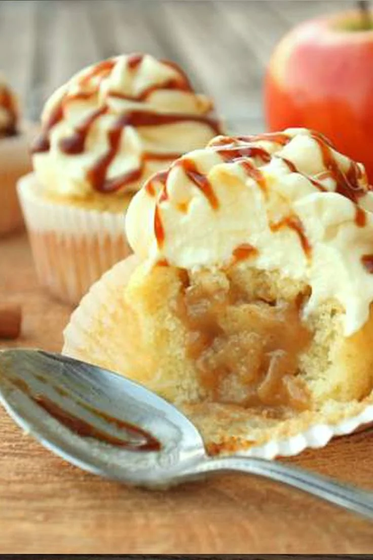 Apfel-Karamell-Zimt Cupcakes Rezept mit Dekoration und Zimtstangen