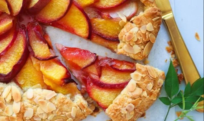 Leckere Pfirsich-Tarte als Galette, perfekt für den Sommer