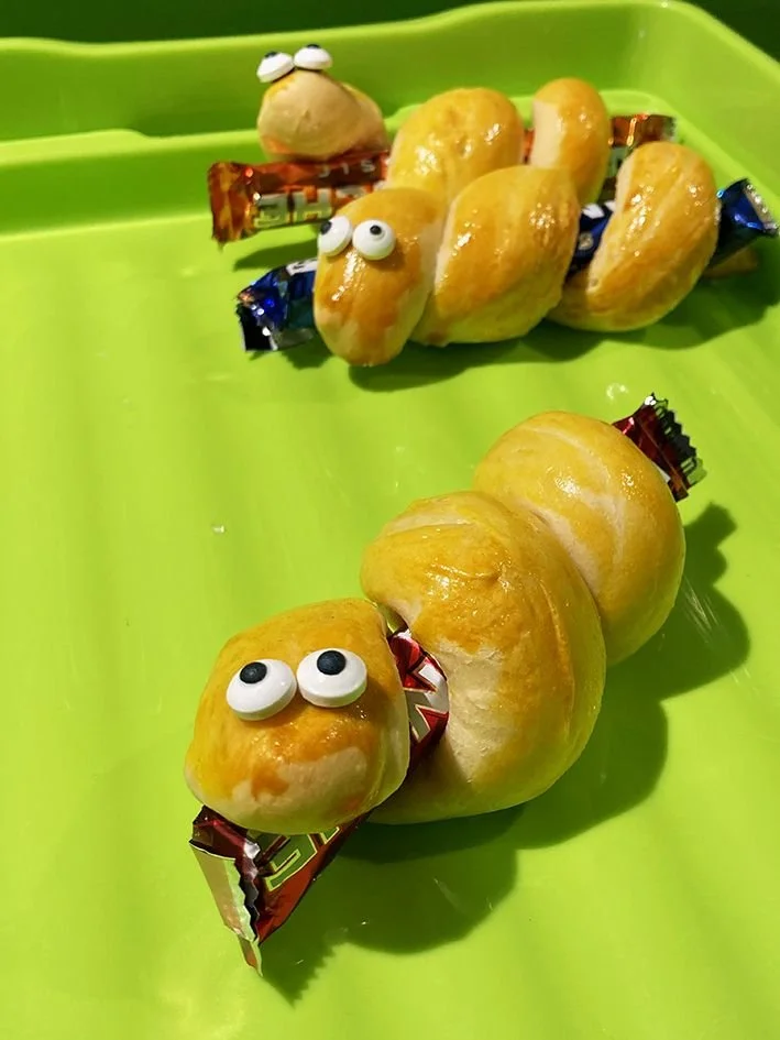 Leckere Zopf-Schlange mit Schoggistängeli, perfekt zum Nachbacken