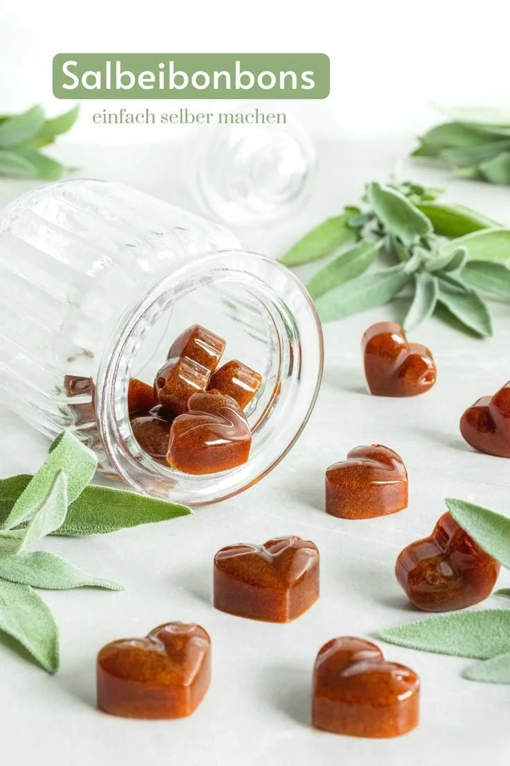 Hausgemachte Salbeibonbons auf einem Holztablett