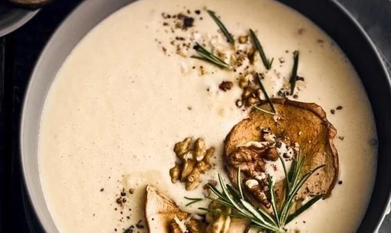 Schüssel mit Maronensuppe und Apfelscheiben, ein winterliches Rezept