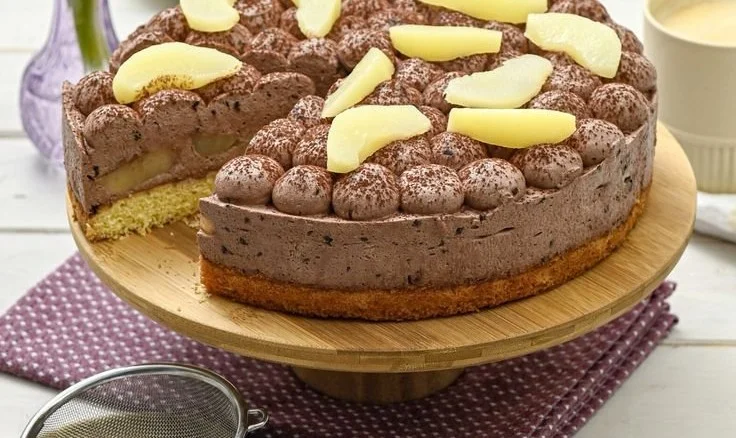 Ein köstlicher Schoko Birnen Kuchen auf einem Teller, perfekt für den Nachtisch.
