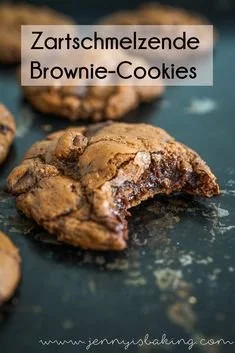 Schoko-Brownie-Cookies auf einem Teller, ideal für kalte Novembertage