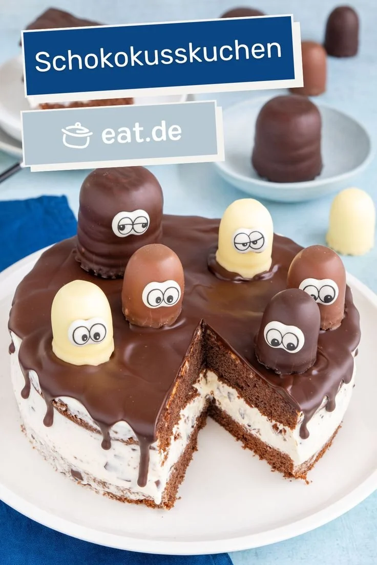 Leckere Stücke Schokokusskuchen auf einem Teller serviert