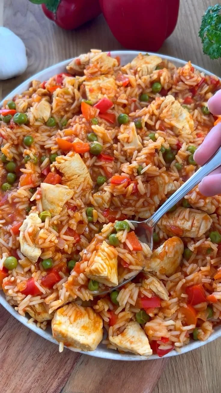 Einfaches Rezept für serbisches Reisfleisch mit Hähnchen im OnePot-Stil.