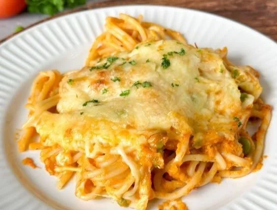 Vegetarischer Spaghetti Auflauf mit buntem Gemüse und Käse